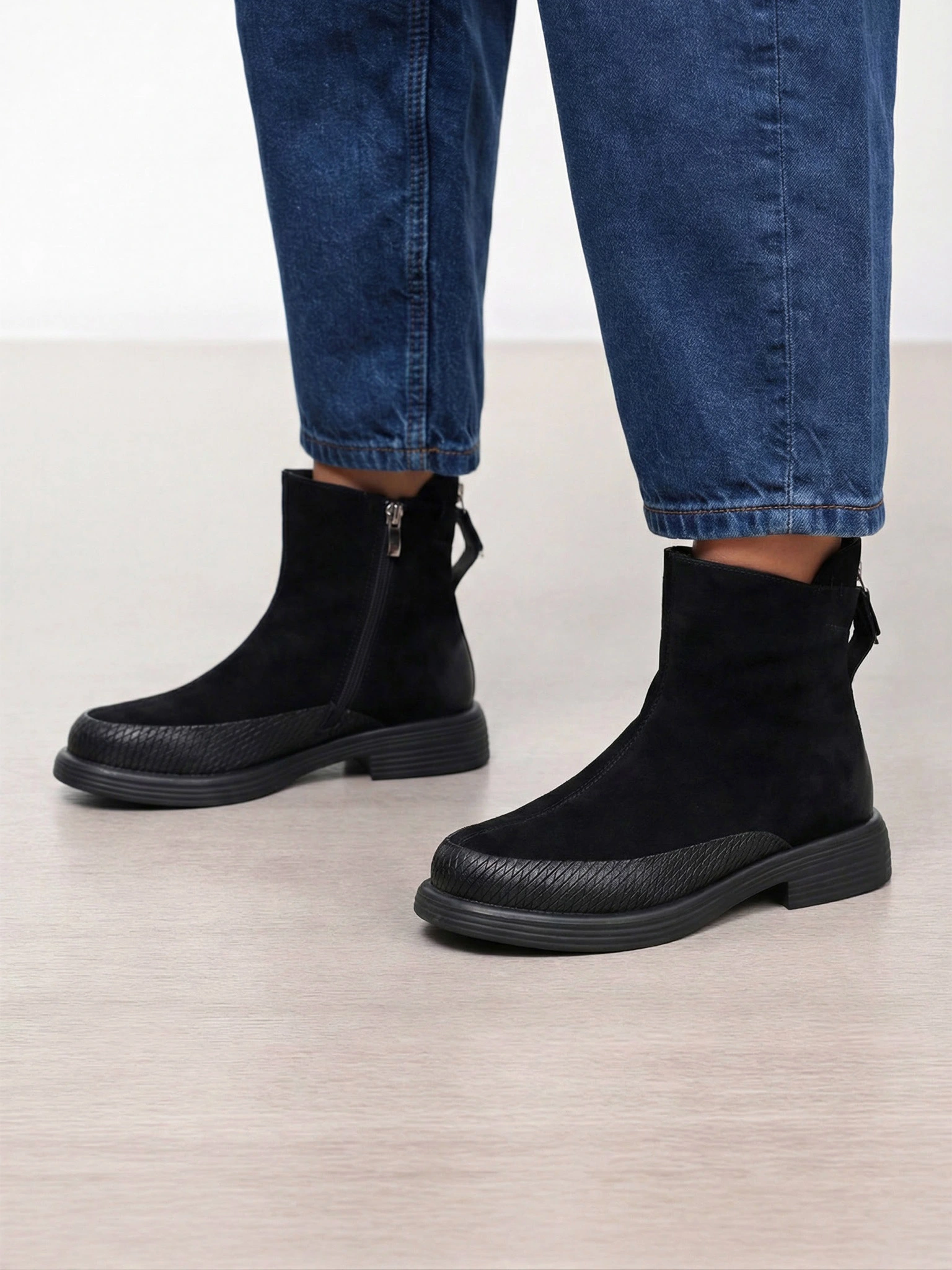 Ботинки черного цвета на низком широком каблуке